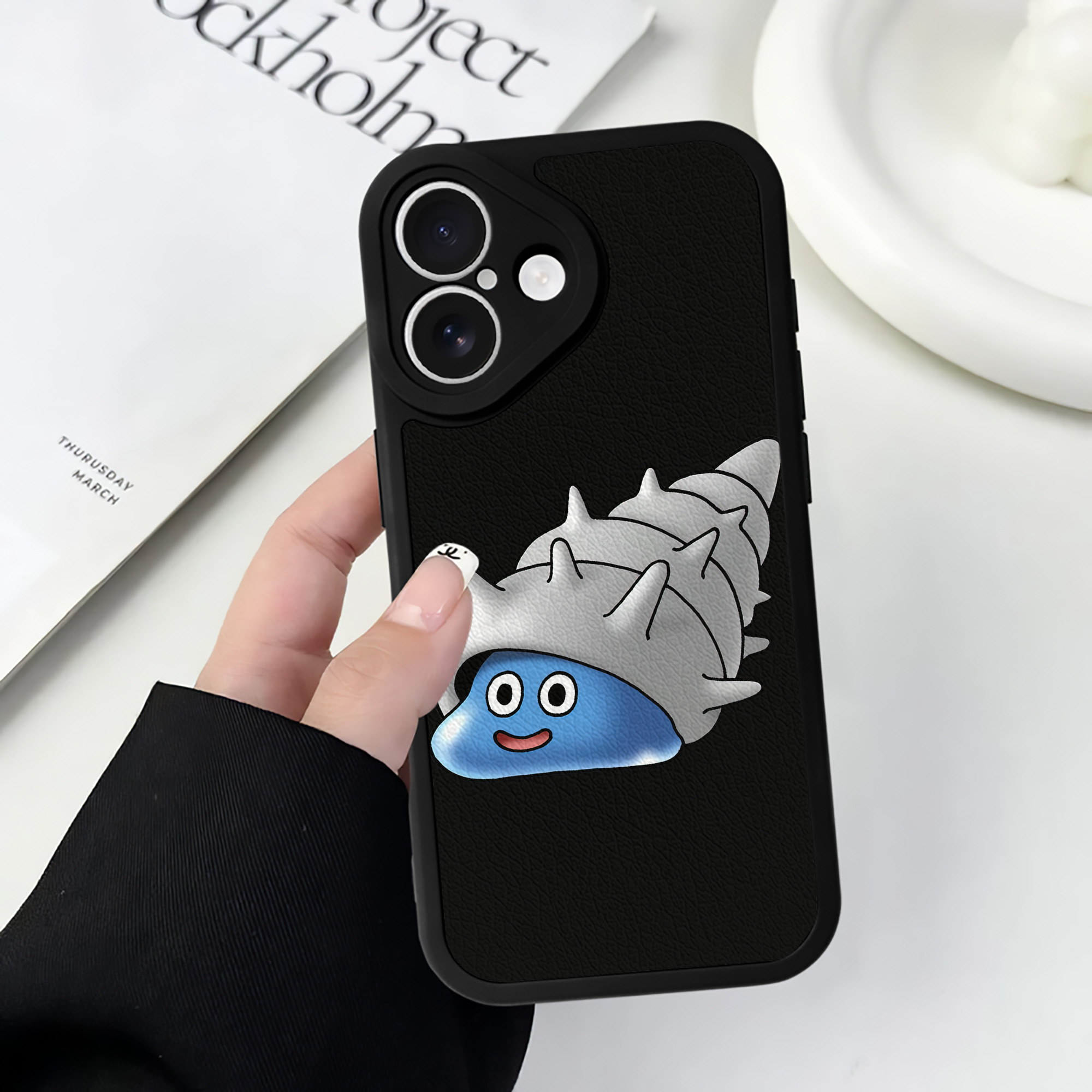 （画像用） ドラゴンクエスト Doragon Kuesuto Dragon Quest 【iPhone 16シリーズ対応】シリコンスマホケース（レザー調） 材質：シリコン